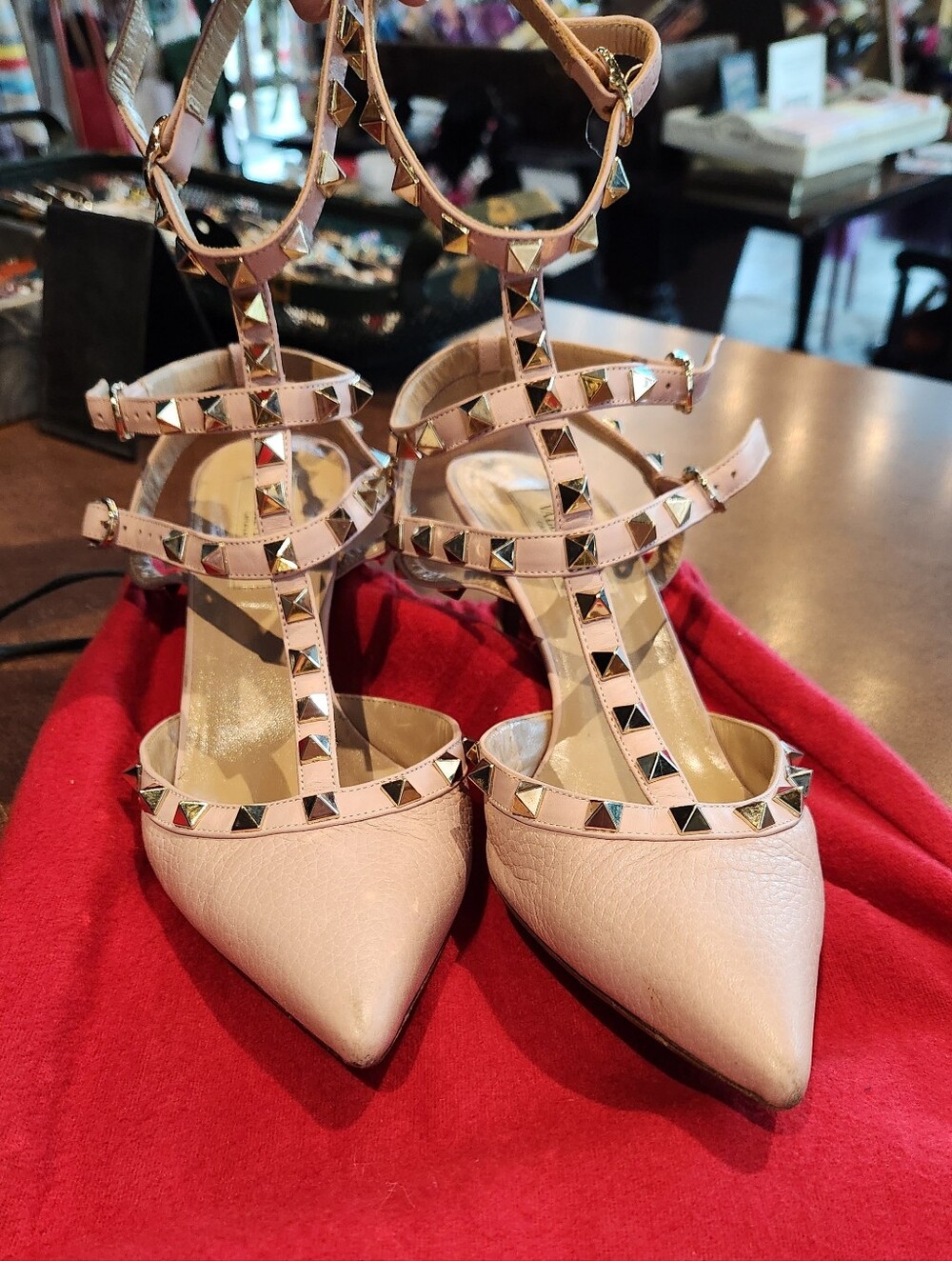 Valentino Garavani Rockstud Patent Leather Pumps in Pink